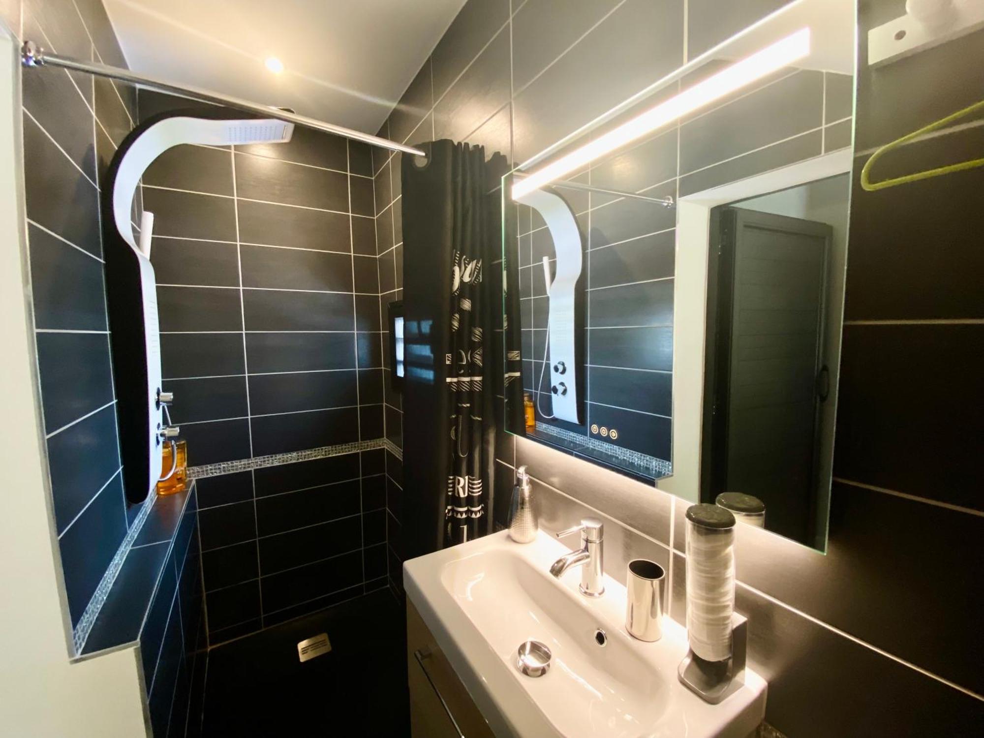 Hostal 170 Room 16 Service Appartement เลอ ตอมปง ภายนอก รูปภาพ