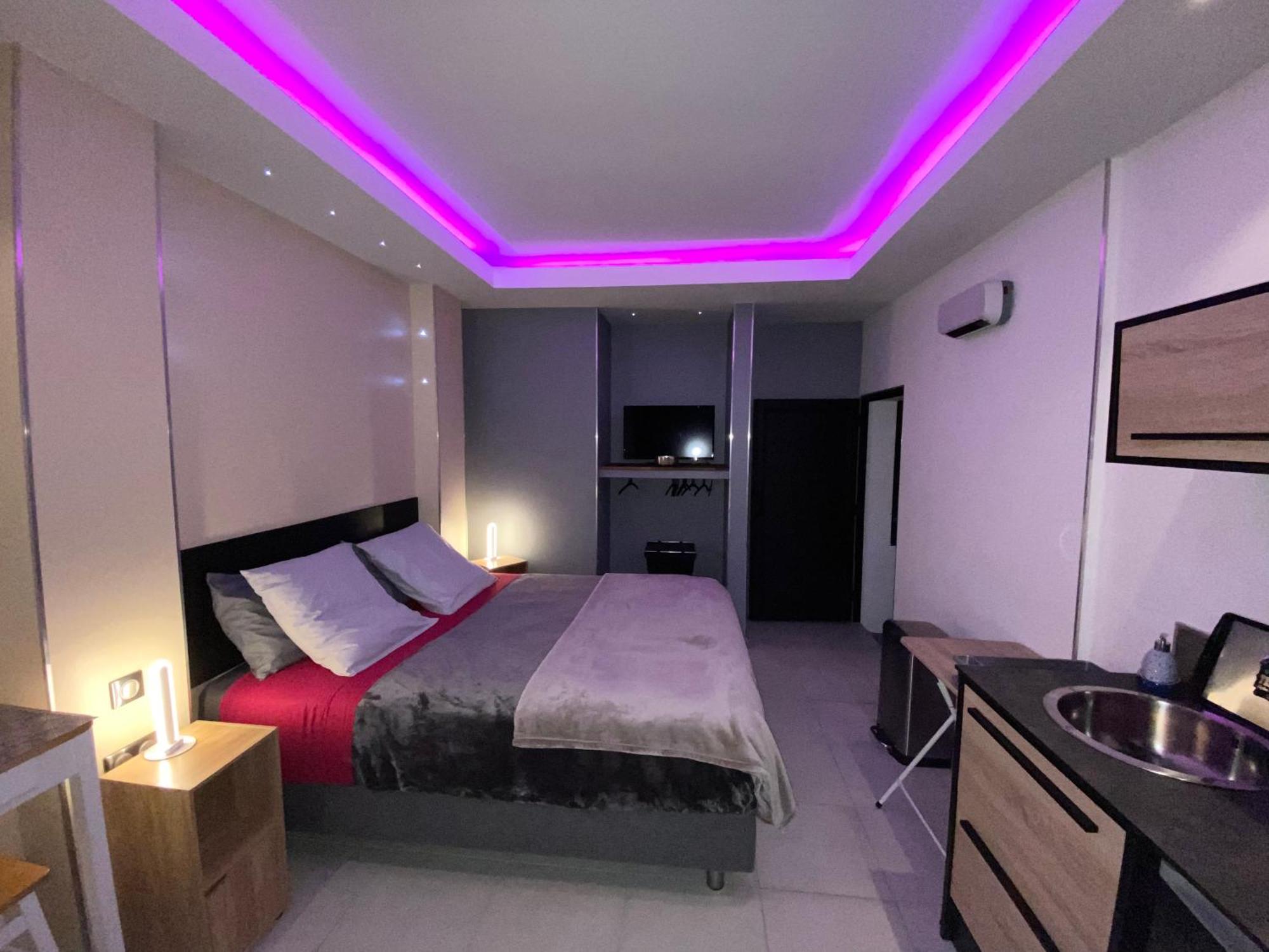 Hostal 170 Room 16 Service Appartement เลอ ตอมปง ภายนอก รูปภาพ